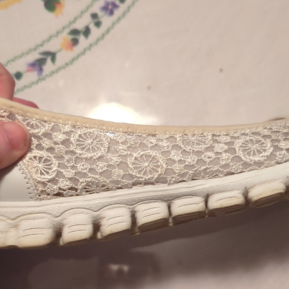 Skechers Women's White Lace Flats - Picture 4 of 5